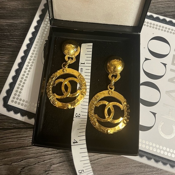 RARE! Chanel Vintage XL Gold Chanel Paris CC Logo Dangle Clip On Earrings - Picture 5 of 9